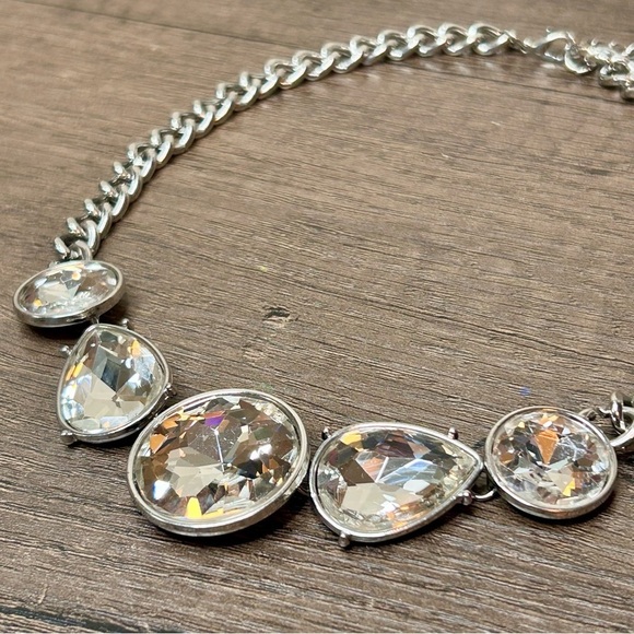 Elegant Silver Chain Statement Necklace with Crystal Embellishments - Picture 3 of 3